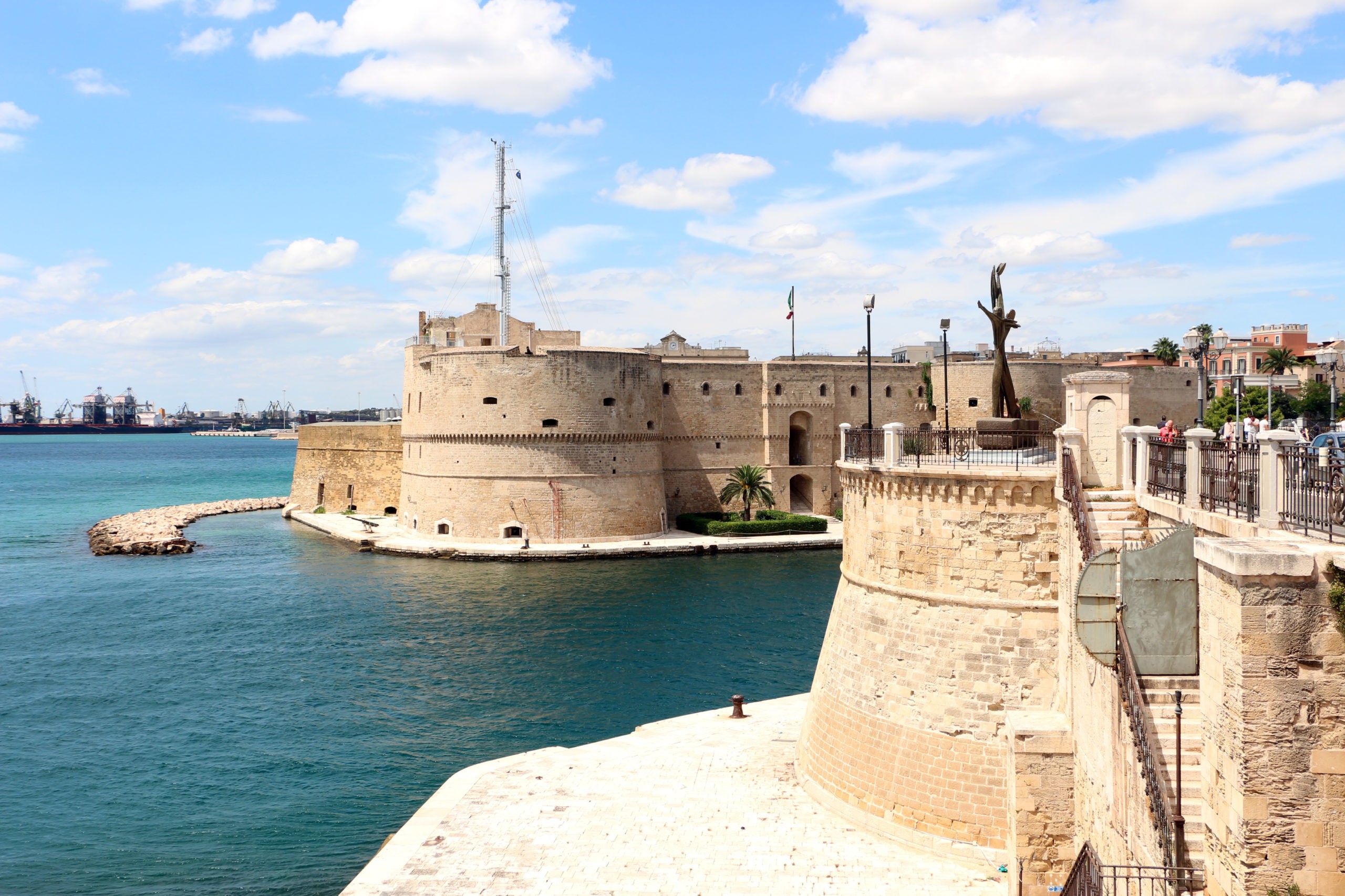 Taranto_castello_aragonese_visto_dal_lungomare_01-scaled